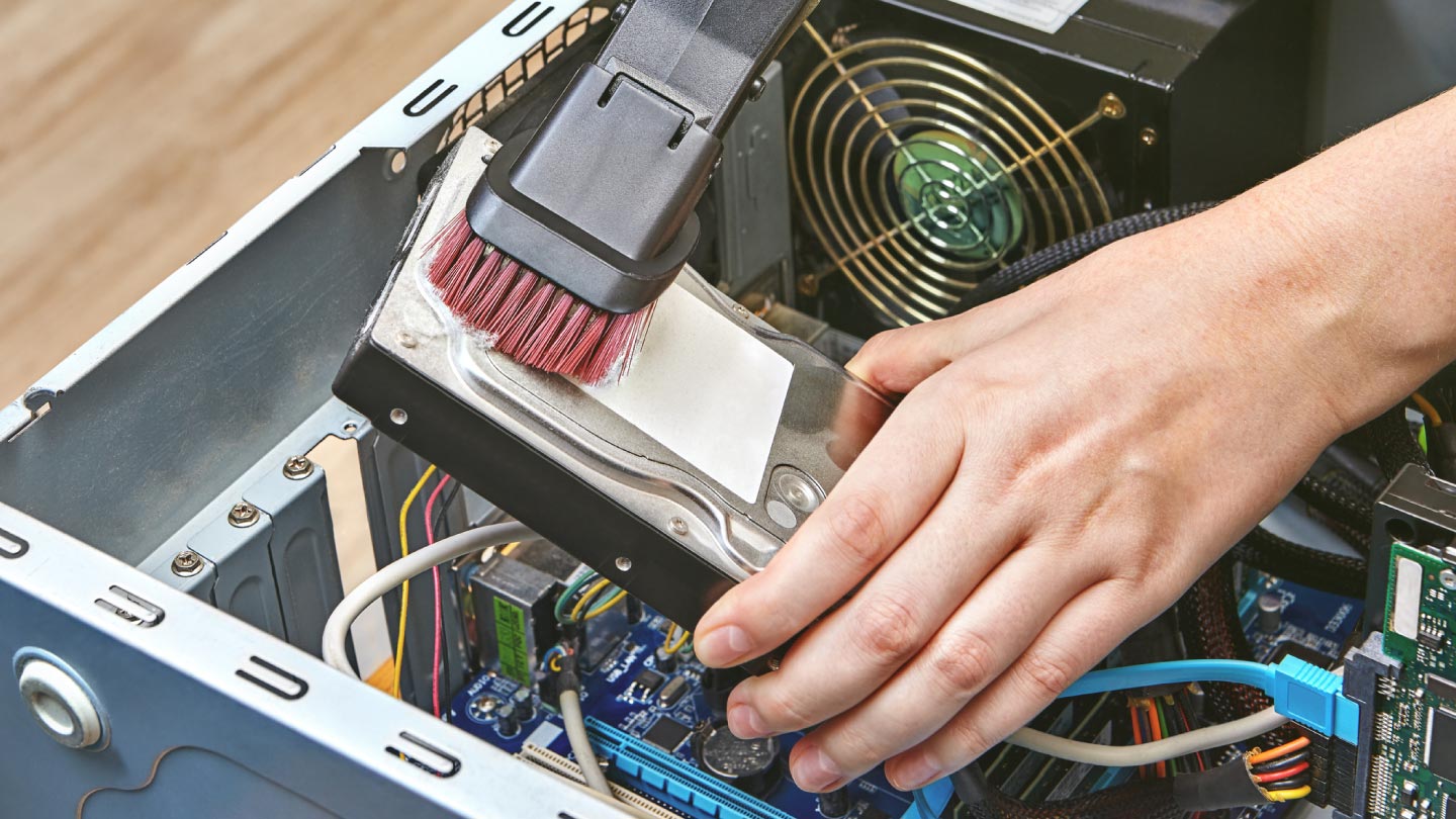  عکس کسی که رایانه خود را تمیز می کند 