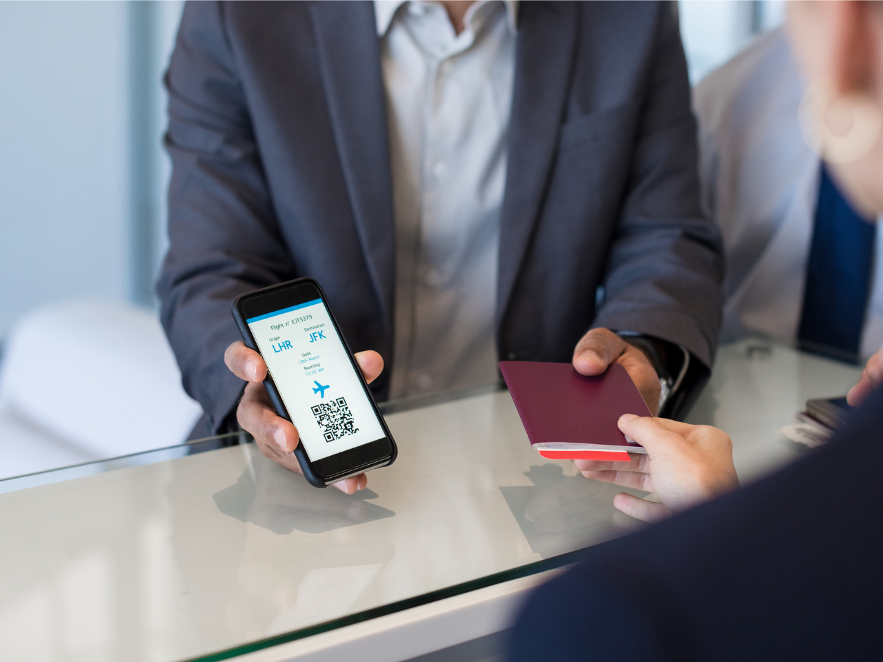 آیا به زودی آیفون جایگزین گذرنامه و مجوز راننده شما می شود؟