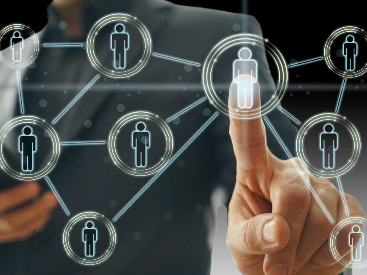 چرا USPS پست های شبکه های اجتماعی را ردیابی می کند؟