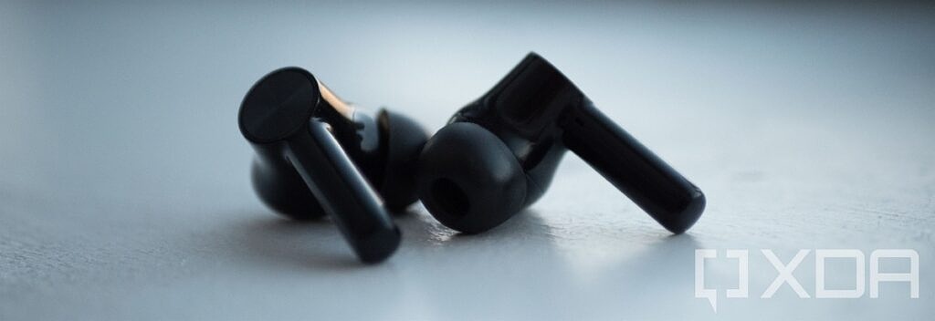 OnePlus Buds Z2 خارج از قاب