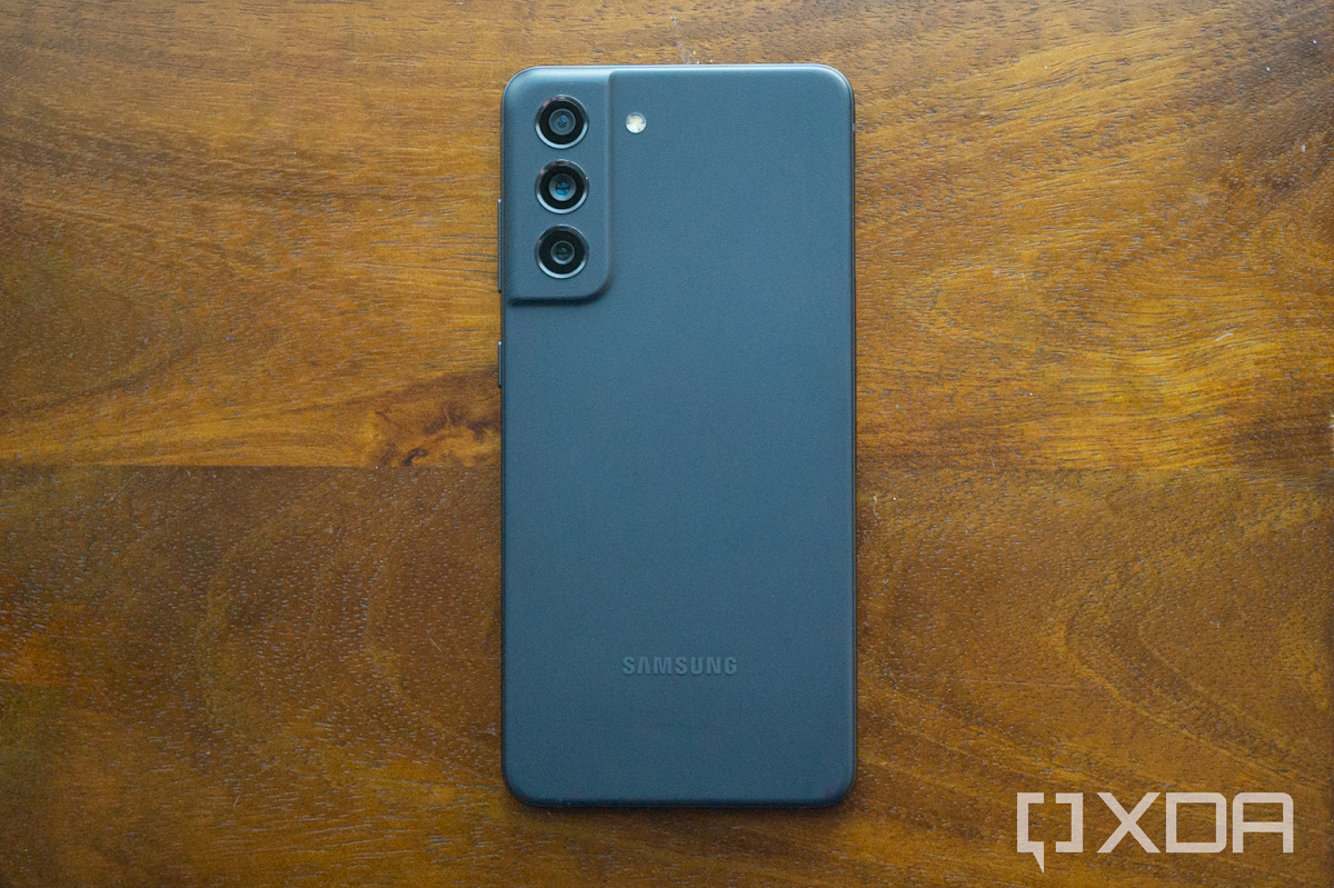 بررسی Samsung Galaxy S21 FE: گوشی خوب، قیمت اشتباه